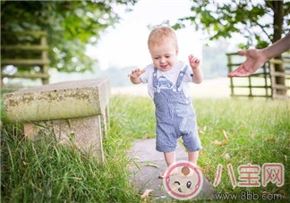 寶寶會走路了高興的寄語說說 感嘆寶寶會走路開心的心情說說