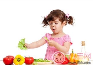 寶寶吃飯還要做別的怎么辦 怎樣培養(yǎng)寶寶專心吃飯