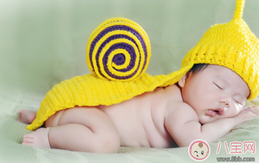 寶寶愛出汗怎么回事 寶寶吃奶愛出汗正常嗎 寶寶愛出汗怎么回事 寶寶吃奶愛出汗正常嗎