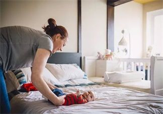 給孩子穿內褲的時候要準備好什么 孩子多大穿內褲好