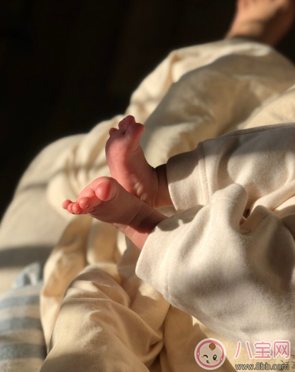 女人帶孩子苦沒人理解沒人心疼的說說感慨 女子本弱為母則說說朋友圈