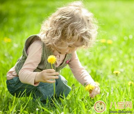 春天孩子手涼要多穿嗎 春天寶寶穿衣指南 春天孩子手涼要多穿嗎 春天寶寶穿衣指南