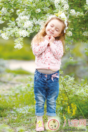 春天孩子手涼要多穿嗎 春天寶寶穿衣指南 春天孩子手涼要多穿嗎 春天寶寶穿衣指南