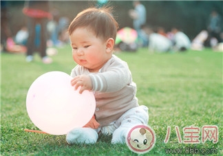 春天孩子手涼要多穿嗎 春天寶寶穿衣指南 春天孩子手涼要多穿嗎 春天寶寶穿衣指南