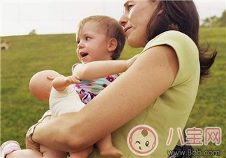 一個(gè)人抱孩子累的句子感慨 抱孩子外出的心情說(shuō)說(shuō)