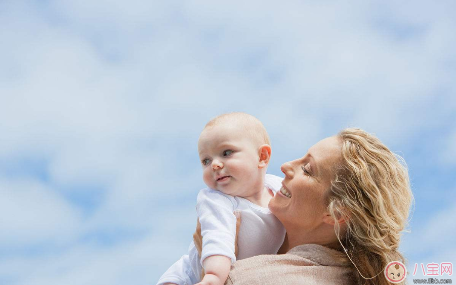 一個(gè)人抱孩子累的句子感慨 抱孩子外出的心情說(shuō)說(shuō)