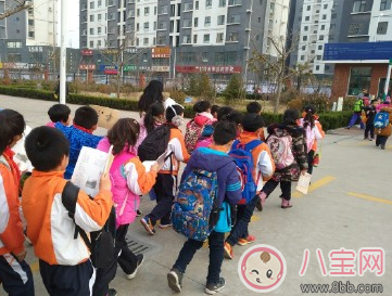 等待孩子放學時的心情說說 放學接孩子回家的說說感悟 等待孩子放學時的心情說說 放學接孩子回家的說說感悟