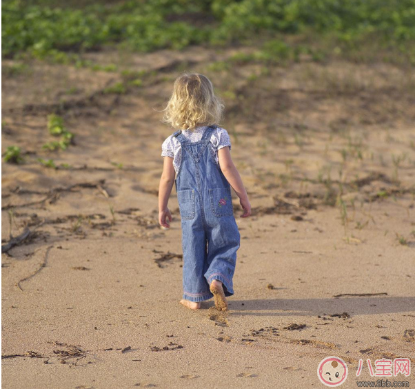 望著背影孩子轉眼長大的心情說說 看著孩子小小的背影長大的感慨句子