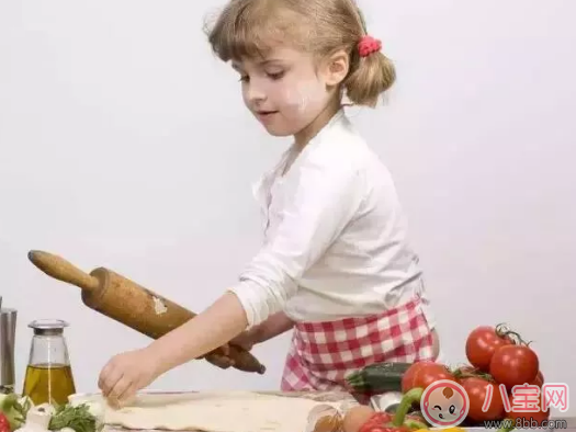 寶寶幾歲能吃大人的飯菜 寶寶太早吃大人飯有哪些影響