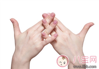 指甲泛黃如何治療 造成指甲發黃的原因是什么