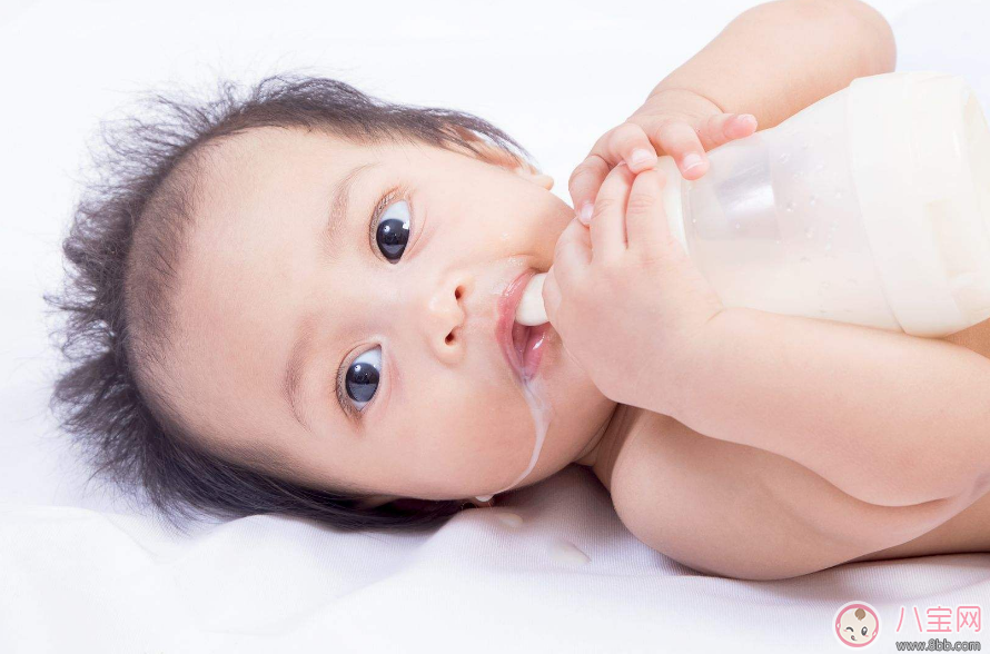 寶寶老是嗆奶是怎么回事 嬰兒嗆奶后的急救處理