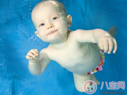 新生兒游泳好不好 新生兒學游泳有哪些好處