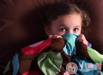 孩子特別怕黑怎么辦 小孩怕黑要怎么鼓勵他