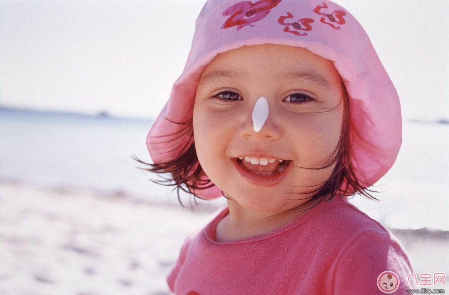 如何避免嬰兒被曬傷 寶寶多大才可以用防曬霜 如何避免嬰兒被曬傷 寶寶多大才可以用防曬霜