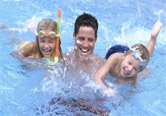 小寶寶游泳會(huì)對(duì)頸椎產(chǎn)生影響嗎 小寶寶不適合游泳嗎