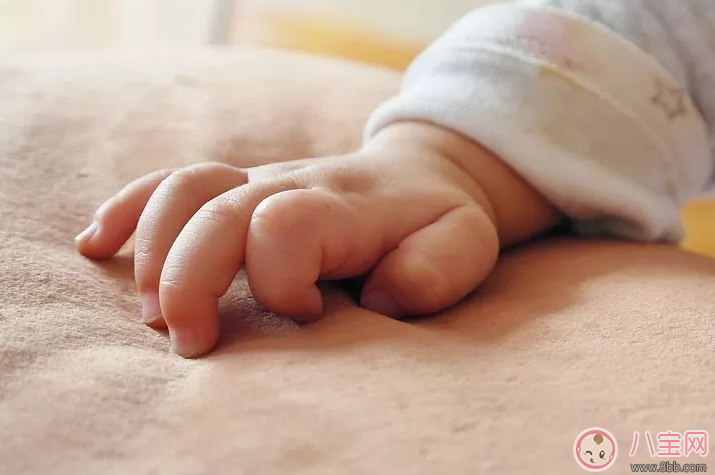 孩子突然從床上掉下來怎么辦 孩子從床上掉下來應急措施