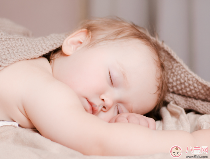 初生兒睡覺老哼哼唧唧怎么回事 寶寶睡覺哼哼唧唧扭來扭去怎么辦