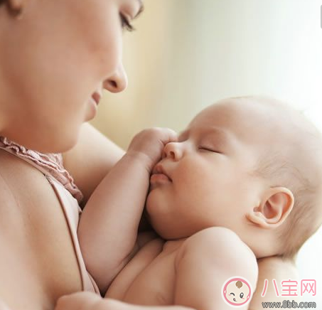 寶寶抱著睡覺好不好 寶寶抱睡的危害