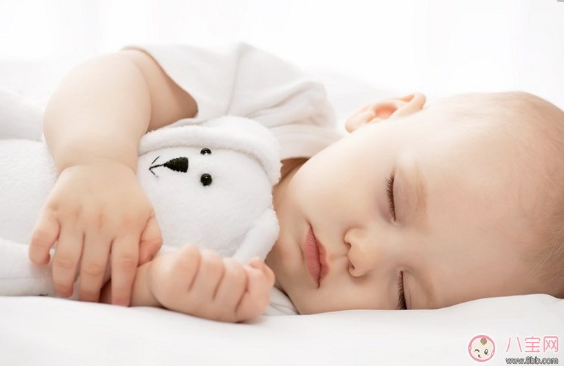 寶寶抱著睡覺好不好 寶寶抱睡的危害