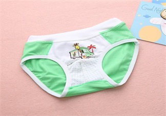 孩子長大一點是應該穿紙尿褲還是內褲 孩子多大穿內褲好