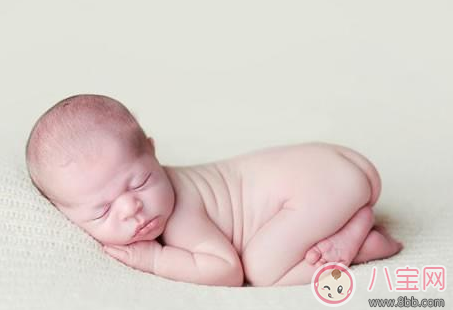 寶寶趴著睡覺要糾正嗎 寶寶趴著睡覺的利弊