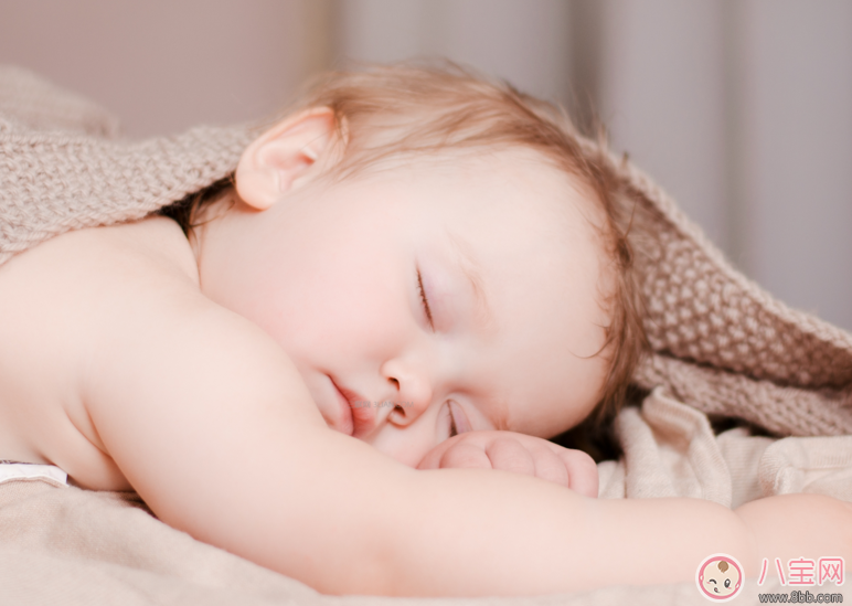 寶寶趴著睡覺要糾正嗎 寶寶趴著睡覺的利弊