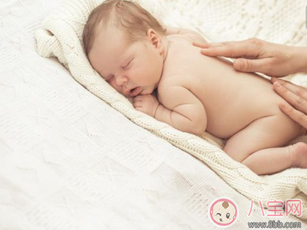 怎樣正確撫摸寶寶 適當撫摸有助于寶寶消化