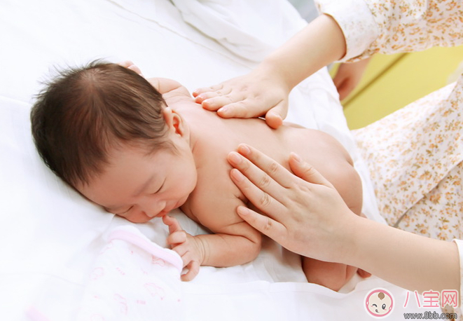 怎樣正確撫摸寶寶 適當撫摸有助于寶寶消化