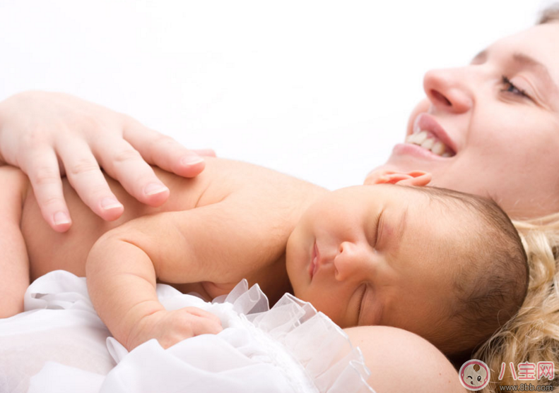 新生兒老是抱著好不好 新生兒經常抱著的危害 新生兒老是抱著好不好 新生兒經常抱著的危害
