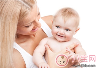 新生兒老是抱著好不好 新生兒經常抱著的危害 新生兒老是抱著好不好 新生兒經常抱著的危害