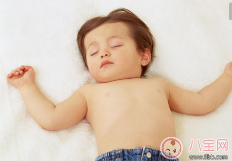 寶寶睡覺經常舉起雙手好不好 為什么寶寶睡覺愛舉起雙手