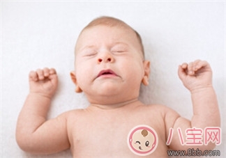 寶寶睡覺經常舉起雙手好不好 為什么寶寶睡覺愛舉起雙手