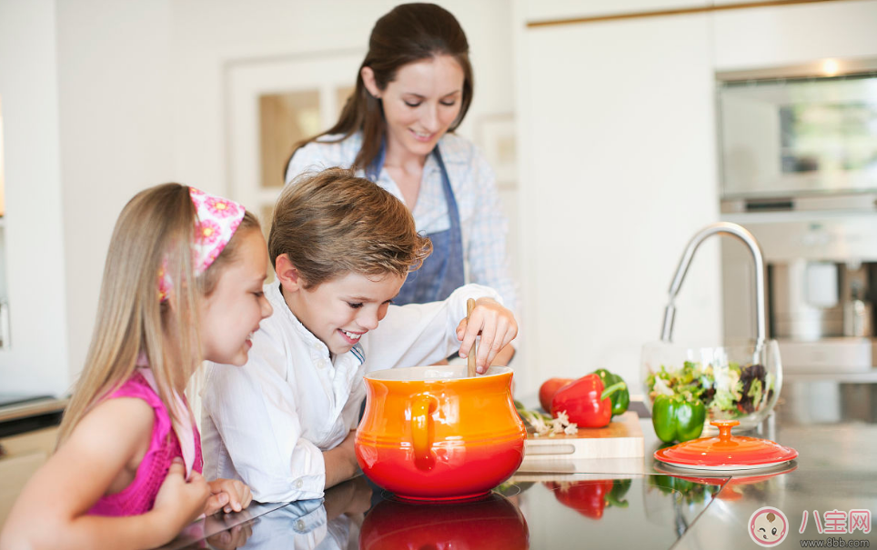選擇寶寶喜歡餐具寶寶會(huì)愛(ài)吃飯嗎 寶寶不愛(ài)吃輔食如何選對(duì)餐具