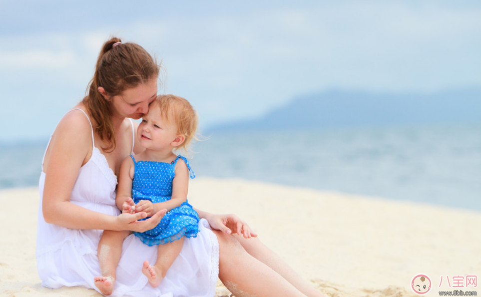 天氣熱寶寶可以不穿襪子嗎 太熱孩子光腳丫好不好 天氣熱寶寶可以不穿襪子嗎 太熱孩子光腳丫好不好