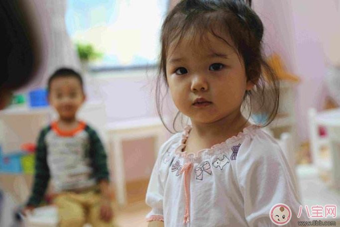 孩子在家和幼兒園判若兩人是什么原因 孩子為什么在家和在幼兒園不同 孩子在家和幼兒園判若兩人是什么原因 孩子為什么在家和在幼兒園不同