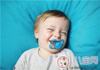 滿月后寶寶愛吃手可以用安撫奶嘴嗎 寶寶愛吃手要不要用安撫奶嘴 滿月后寶寶愛吃手可以用安撫奶嘴嗎 寶寶愛吃手要不要用安撫奶嘴