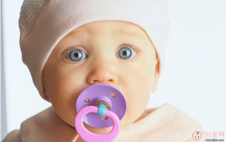 滿月后寶寶愛吃手可以用安撫奶嘴嗎 寶寶愛吃手要不要用安撫奶嘴 滿月后寶寶愛吃手可以用安撫奶嘴嗎 寶寶愛吃手要不要用安撫奶嘴