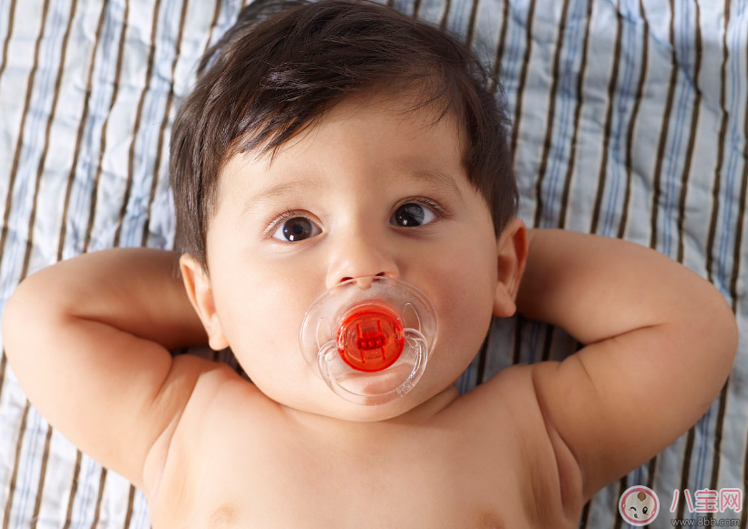 滿月后寶寶愛吃手可以用安撫奶嘴嗎 寶寶愛吃手要不要用安撫奶嘴 滿月后寶寶愛吃手可以用安撫奶嘴嗎 寶寶愛吃手要不要用安撫奶嘴