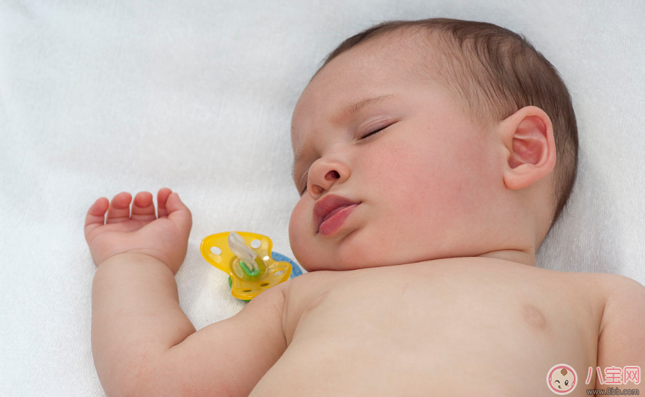 滿月后寶寶愛吃手可以用安撫奶嘴嗎 寶寶愛吃手要不要用安撫奶嘴 滿月后寶寶愛吃手可以用安撫奶嘴嗎 寶寶愛吃手要不要用安撫奶嘴