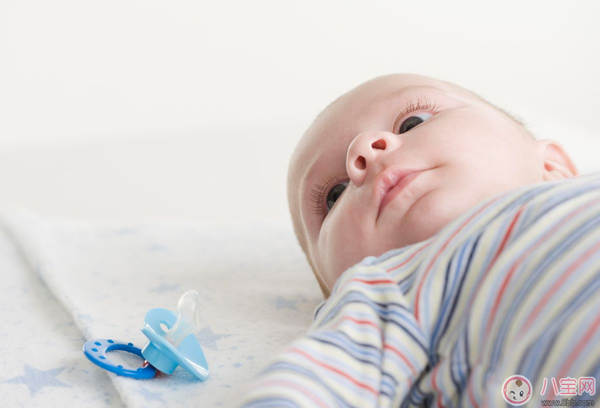 滿月后寶寶愛吃手可以用安撫奶嘴嗎 寶寶愛吃手要不要用安撫奶嘴 滿月后寶寶愛吃手可以用安撫奶嘴嗎 寶寶愛吃手要不要用安撫奶嘴