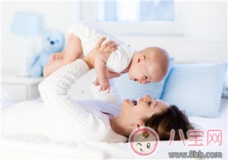 經常給寶寶把尿好不好 給寶寶把尿的危害大 經常給寶寶把尿好不好 給寶寶把尿的危害大