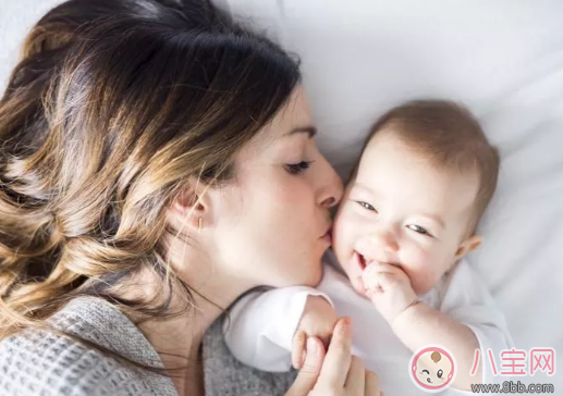 描寫寶寶吃手的句子2018 寶寶吃手吃的好開心 描寫寶寶吃手的句子2018 寶寶吃手吃的好開心