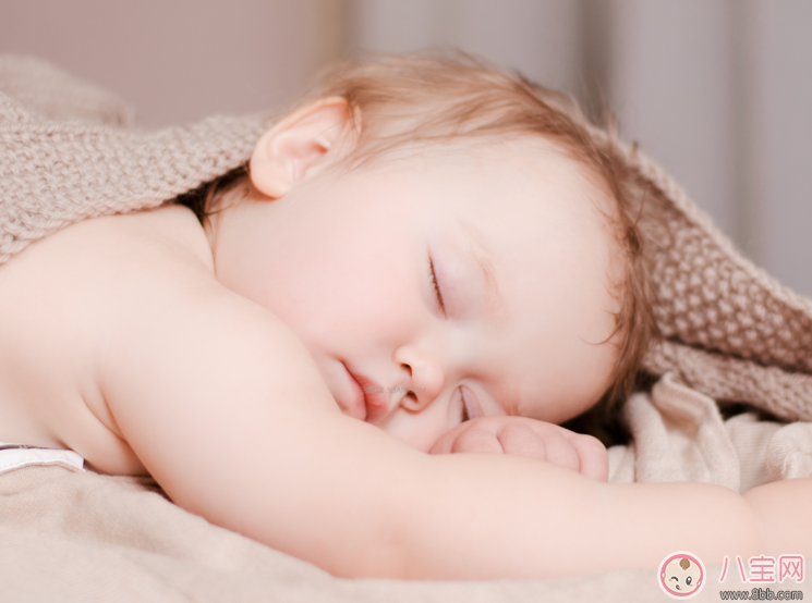 孩子喜歡抱睡怎么辦 為什么寶寶一放下就醒 孩子喜歡抱睡怎么辦 為什么寶寶一放下就醒