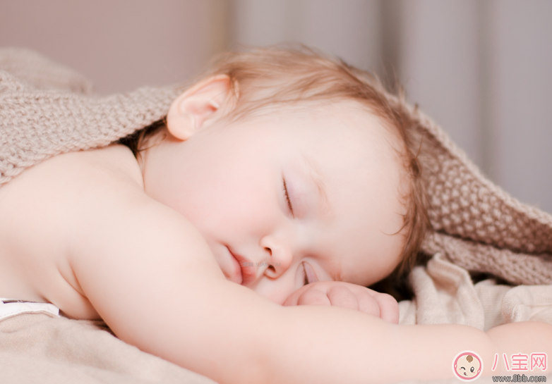 孩子喜歡抱睡怎么辦 為什么寶寶一放下就醒 孩子喜歡抱睡怎么辦 為什么寶寶一放下就醒