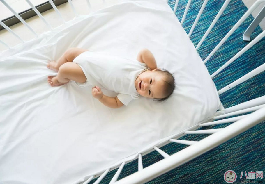 嬰兒一般多大才會翻身 家長如何輔助孩子翻身 嬰兒一般多大才會翻身 家長如何輔助孩子翻身