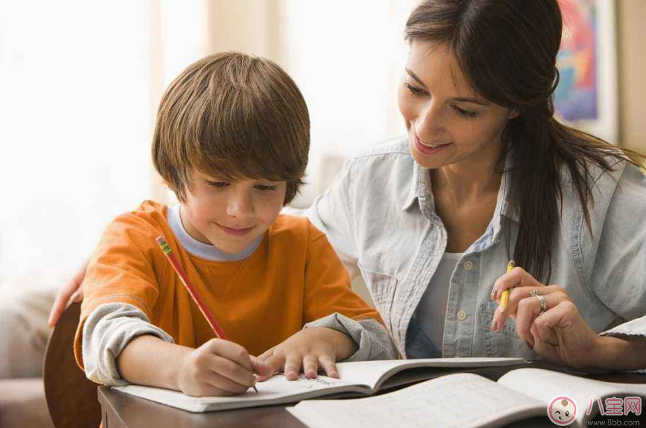 輔導孩子寫作業心情 陪孩子做作業的說說朋友圈