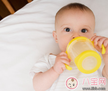 母乳喂養還要喂水嗎 什么時候該給寶寶喂水