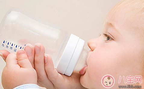 母乳喂養還要喂水嗎 什么時候該給寶寶喂水
