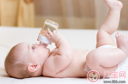 母乳喂養還要喂水嗎 什么時候該給寶寶喂水