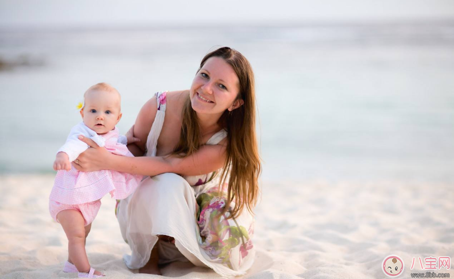 
帶孩子出去玩,盡管是養生游基本都泡酒店,但還是累的一匹…不過我鑾哥玩的倒是超級開心,我再累都沒所謂啦。就是后來因為南航地勤不負責導致沒趕上飛機又多呆了兩天,其實都無所謂那就多玩兩天。可是改簽得是晚上八點半飛機,又晚點兩個小時,期間他就情緒不好上飛機也睡得不好,下降的時候后面有小朋友哭把他吵醒,估計下降耳朵也不舒服,開始大哭,安撫奶嘴和奶都不要了,撕心裂肺的哭了有十分鐘
![發親子旅游照感悟唯美句子 親子游玩照片的唯美心情說說 發親子旅游照感悟唯美句子 親子游玩照片的唯美心情說說
